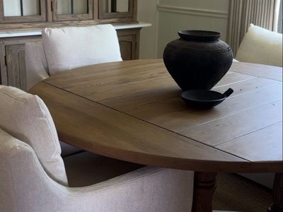 Round Wood Pedestal Dining Table - Seats 6 + Excellent Condition