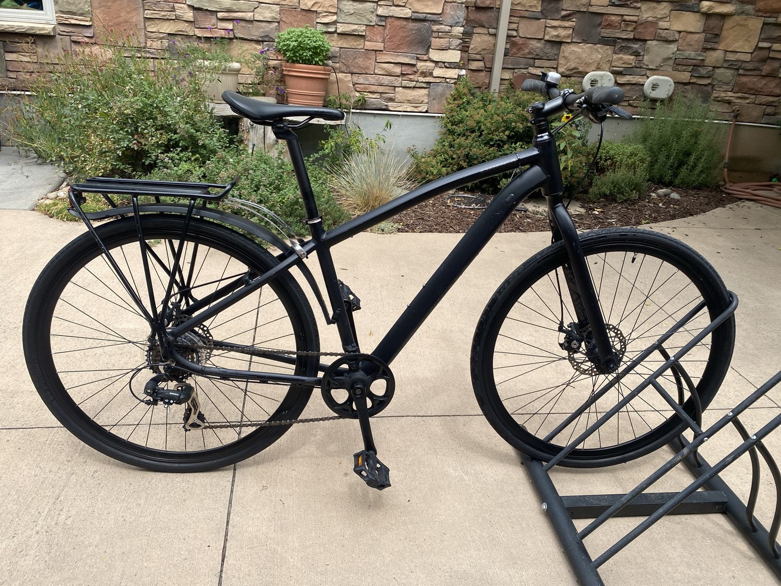 Black Matte Hybrid Commuter Bike with Rear Cargo Rack & Disc Brakes