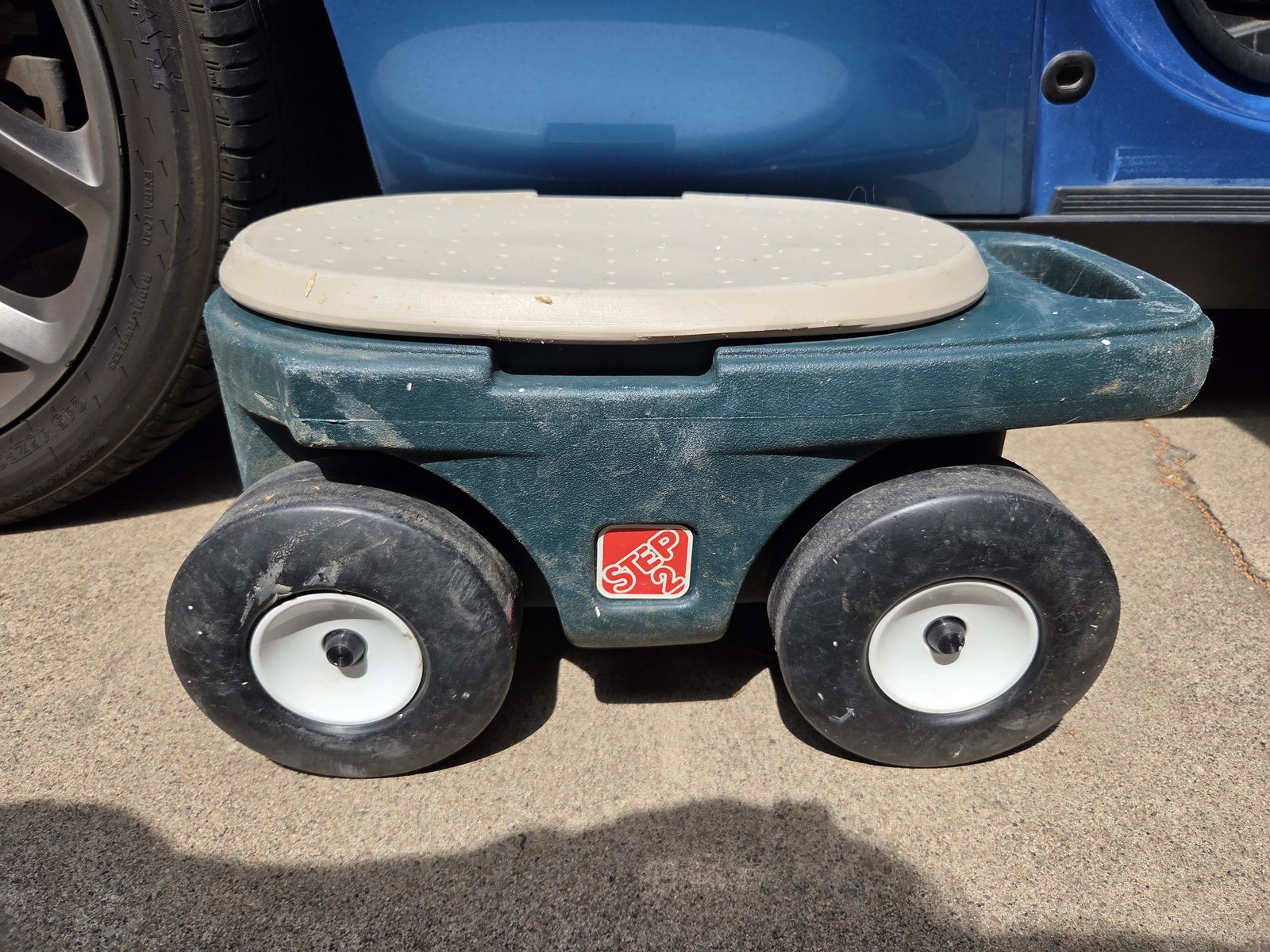 Step 2 Multi Purpose Rolling Garden Hopper Utility Seat Storage Cart Green