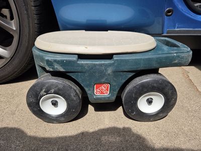 Step 2 Multi Purpose Rolling Garden Hopper Utility Seat Storage Cart Green