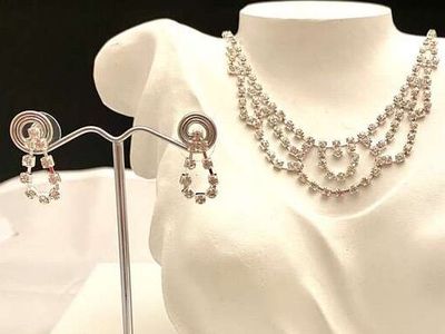 NEW - 3 PIECE Crystal Necklace SET - Very Beautiful Necklace + Earrings - Details in Photos