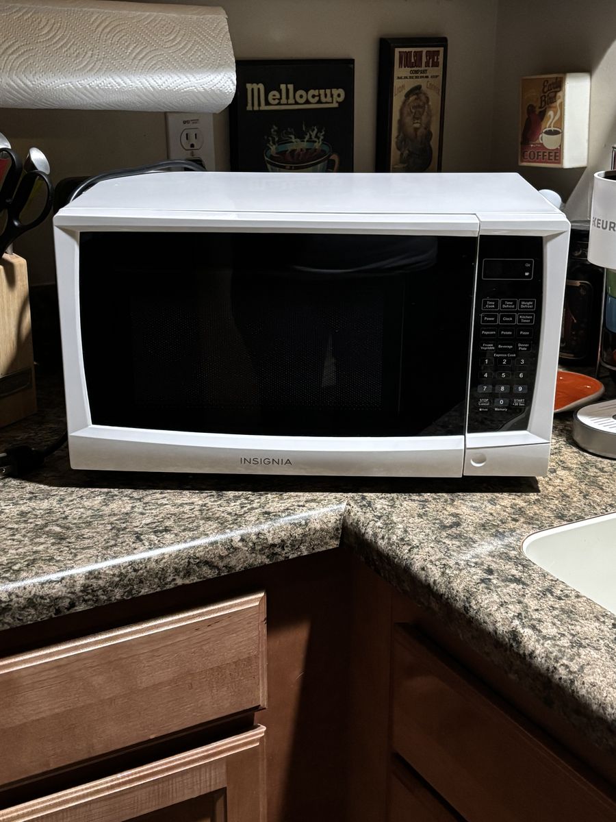 Insignia Microwave Oven GREAT CONDITION! With Owner's Manual!
