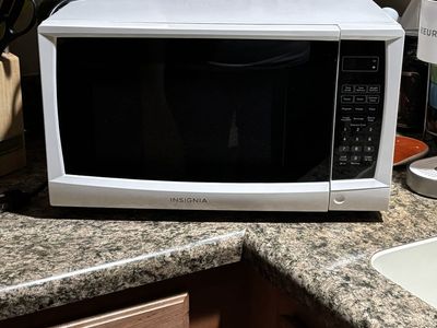 Insignia Microwave Oven GREAT CONDITION! With Owner's Manual!