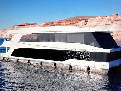 Gorgeous 2025 Adonia Houseboat Artemis Antelope Point Marina July 26-Aug 1 Share 9 w/ offseason week Sept 6-12, 2026