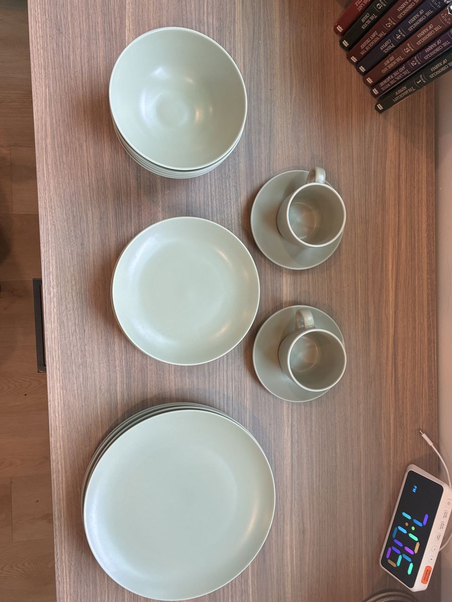 Minimalist Sage Green Dinnerware Set – 17 Pieces