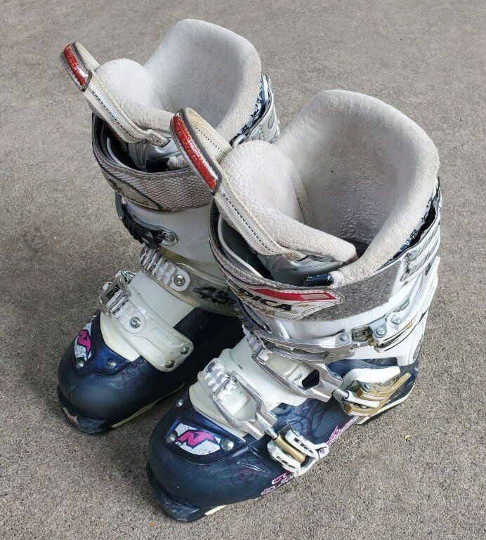 Women's/Girls Nordica Ski Boots 5-5.5 Mondo 23.5