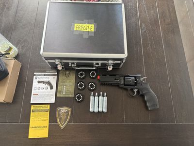 Co2 powered revolver airsoft gun