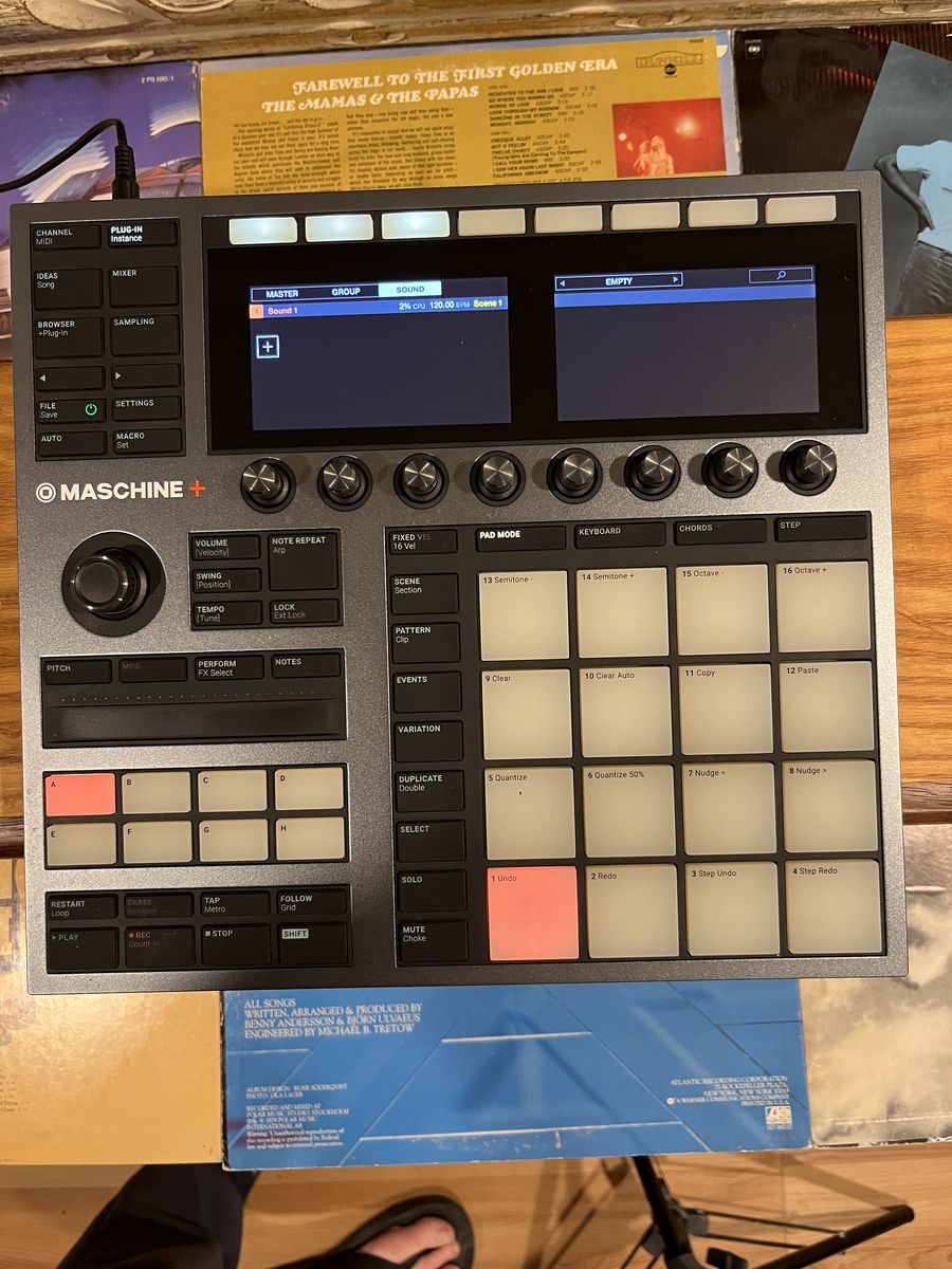 Native Instruments Maschine+ Plus Standalone Production System Groovebox Drum Machine