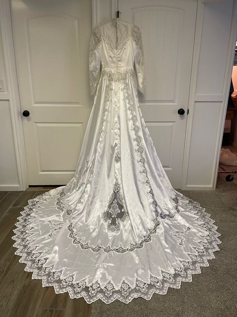 Beautiful Satin Wedding Gown, Sweetheart Neckline, Long Train