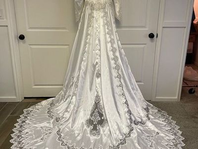 Beautiful Satin Wedding Gown, Sweetheart Neckline, Long Train
