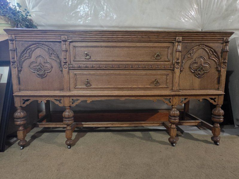 Vintage Solid Oak Buffet / Sideboard Cabinet – Beautiful Carved Details – Great Condition