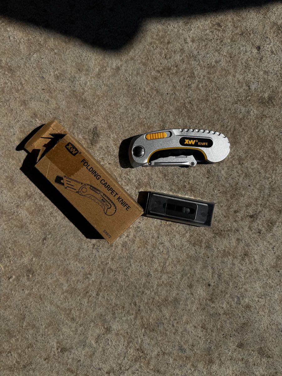 XW Folding Carpet Knife Utility Cutter SX672 with Extra Blades and Original Box