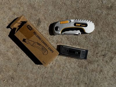 XW Folding Carpet Knife Utility Cutter SX672 with Extra Blades and Original Box