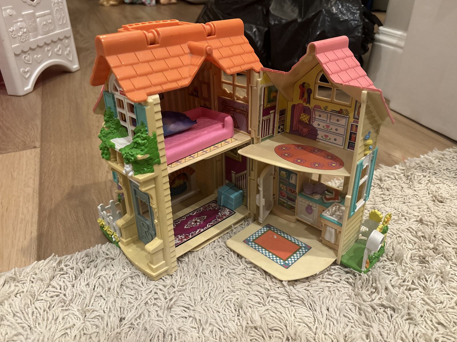 Small dollhouse plus little dolls