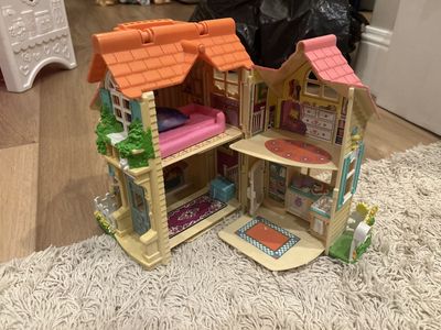 Small dollhouse plus little dolls