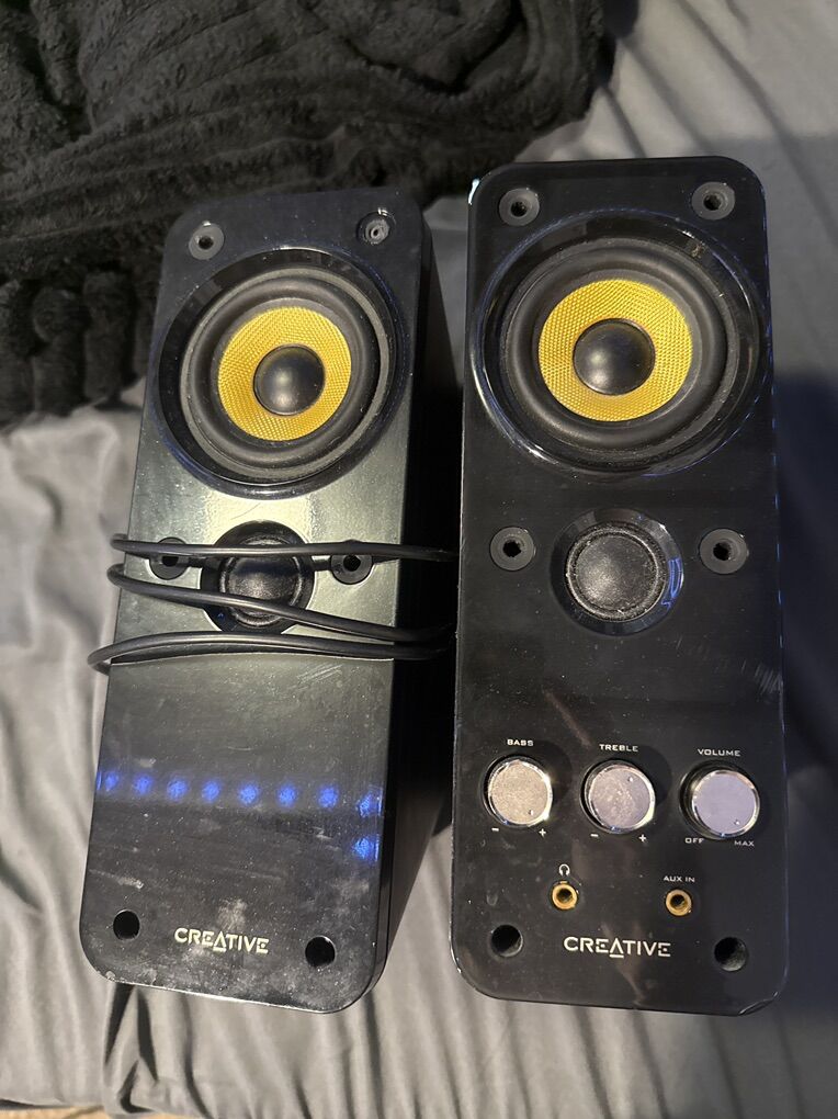 Computer desk speakers