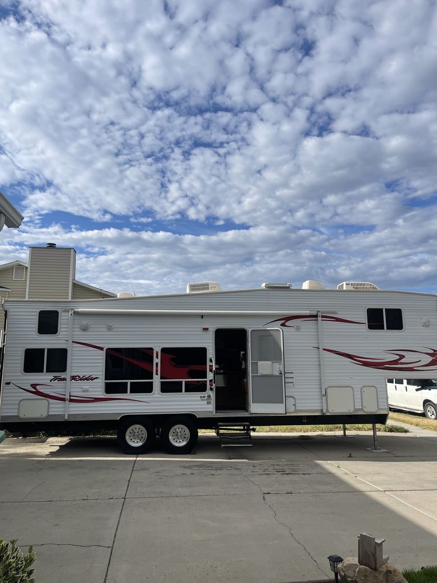 2006 SKYLINE TRAILRIDER TOY HAULER MODEL 337