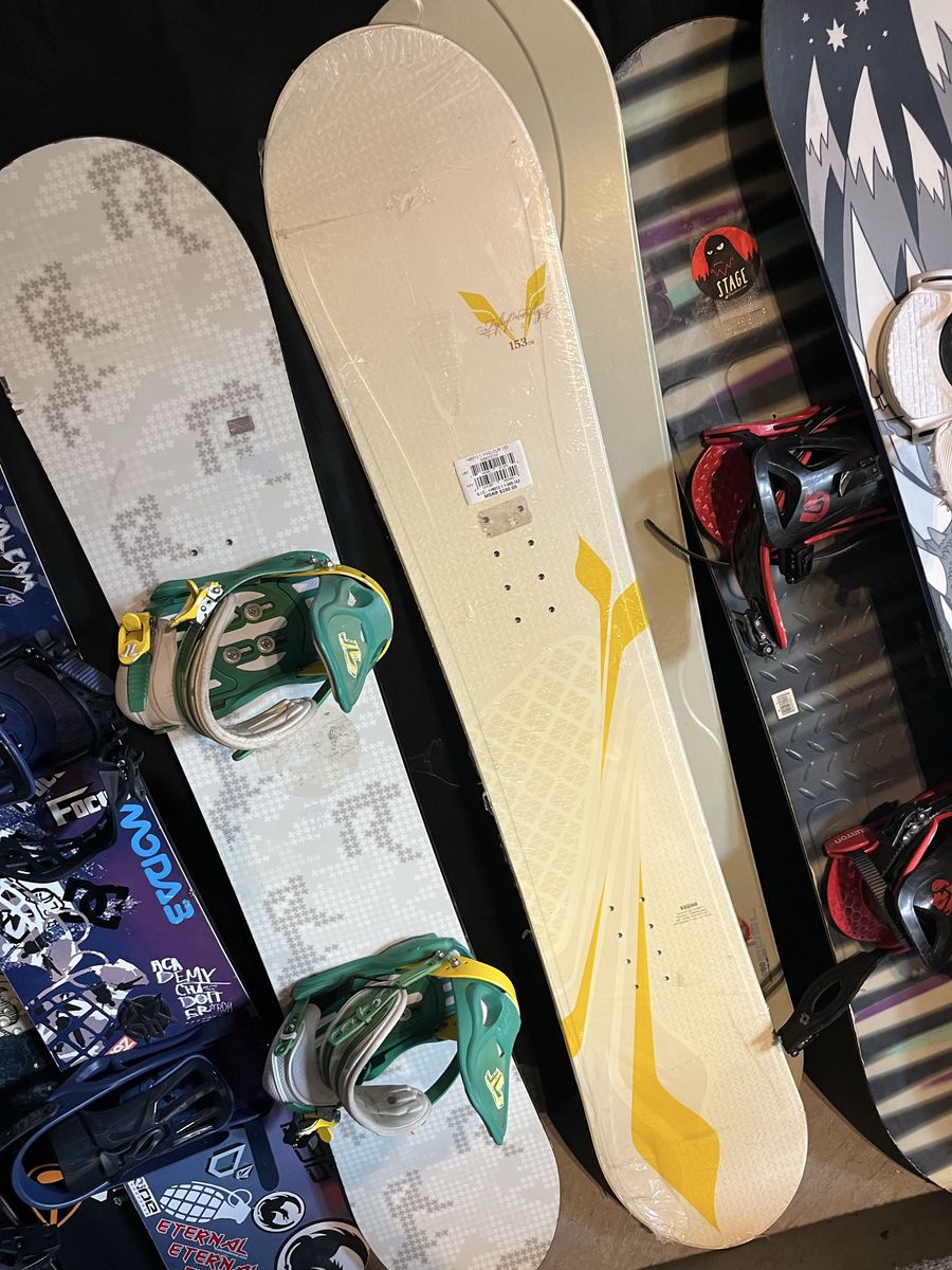 Brand New 153 cm snowboard Still In Plastiq