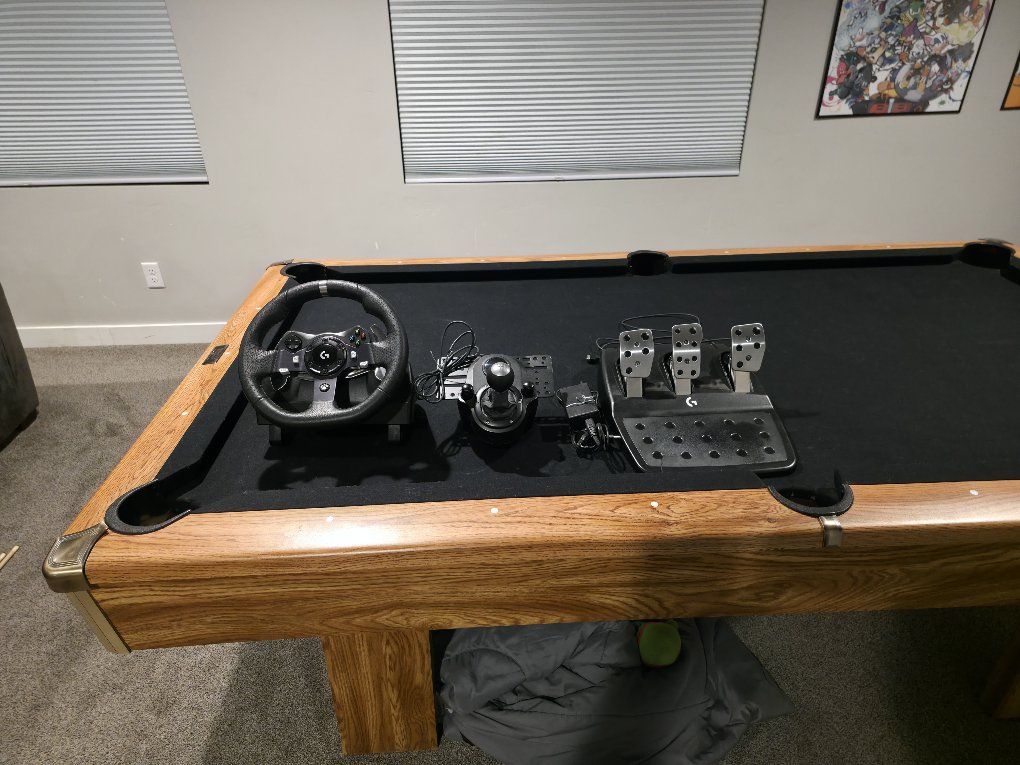 Full Logitech G920 simulator wheel. Xbox and PC edition. Shifter assembly and pedals Included!