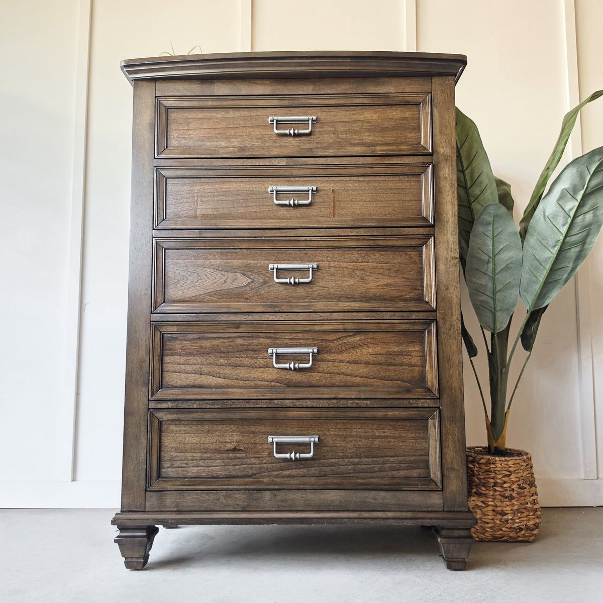 *FREE DELIVERY* Beautiful Modern Dtesser!