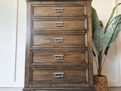 *FREE DELIVERY* Beautiful Modern Dtesser!