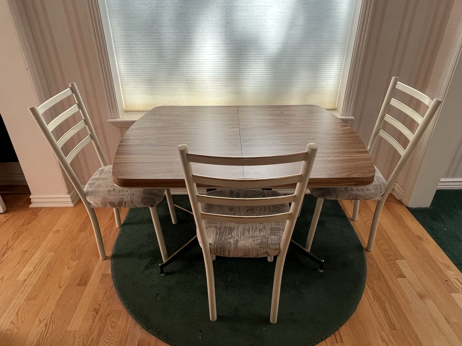 Wood table and 4 metal cushioned chairs OGDEN