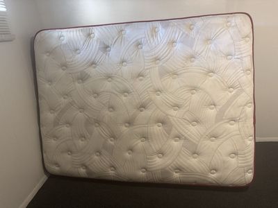Queen Size Quilted Mattress White/Red