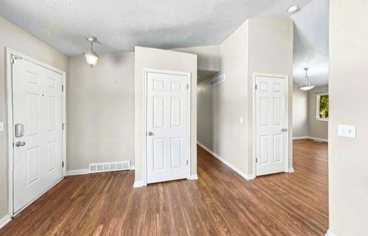 Main image 3