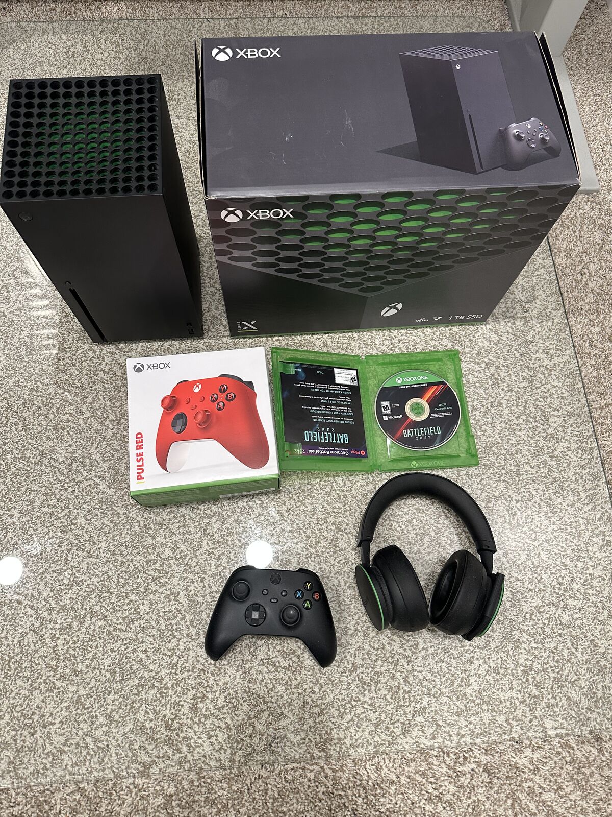 Xbox X 1 TB SSD, including accessories