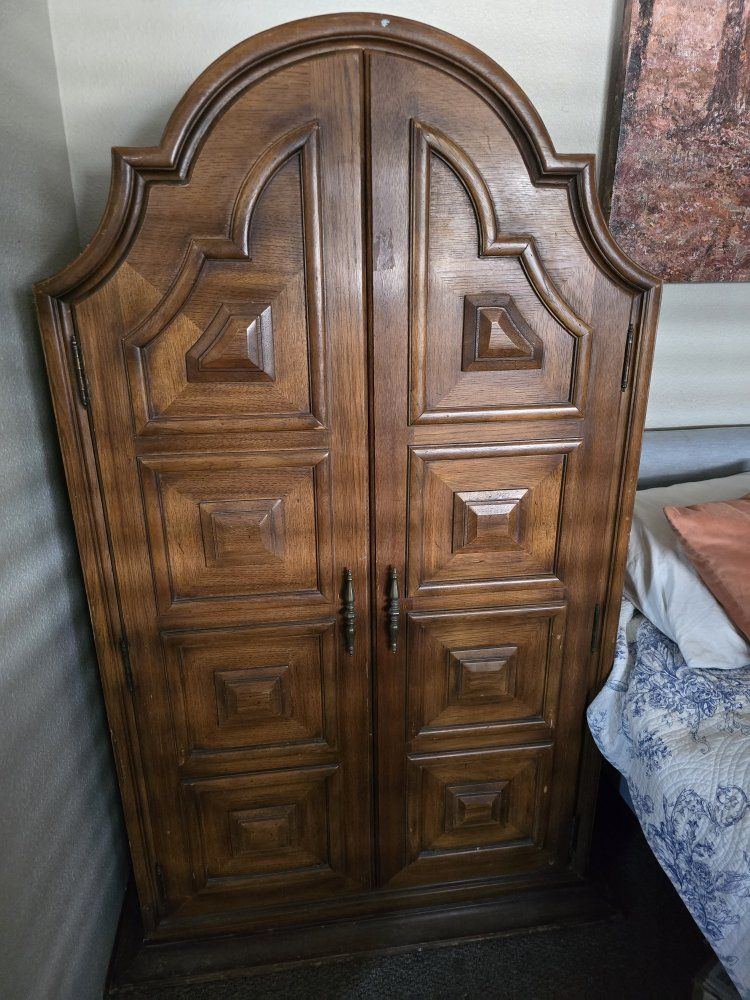 Vintage Solid Wood Armoire Wardrobe Dresser with Drawers - Elegant Storage Cabinet