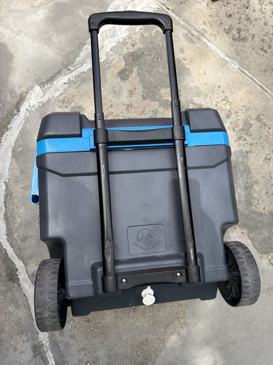 Igloo cooler Maxcold Latitude 62 Quart Roller