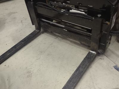 Skid steer hydraulic positioning pallet forks