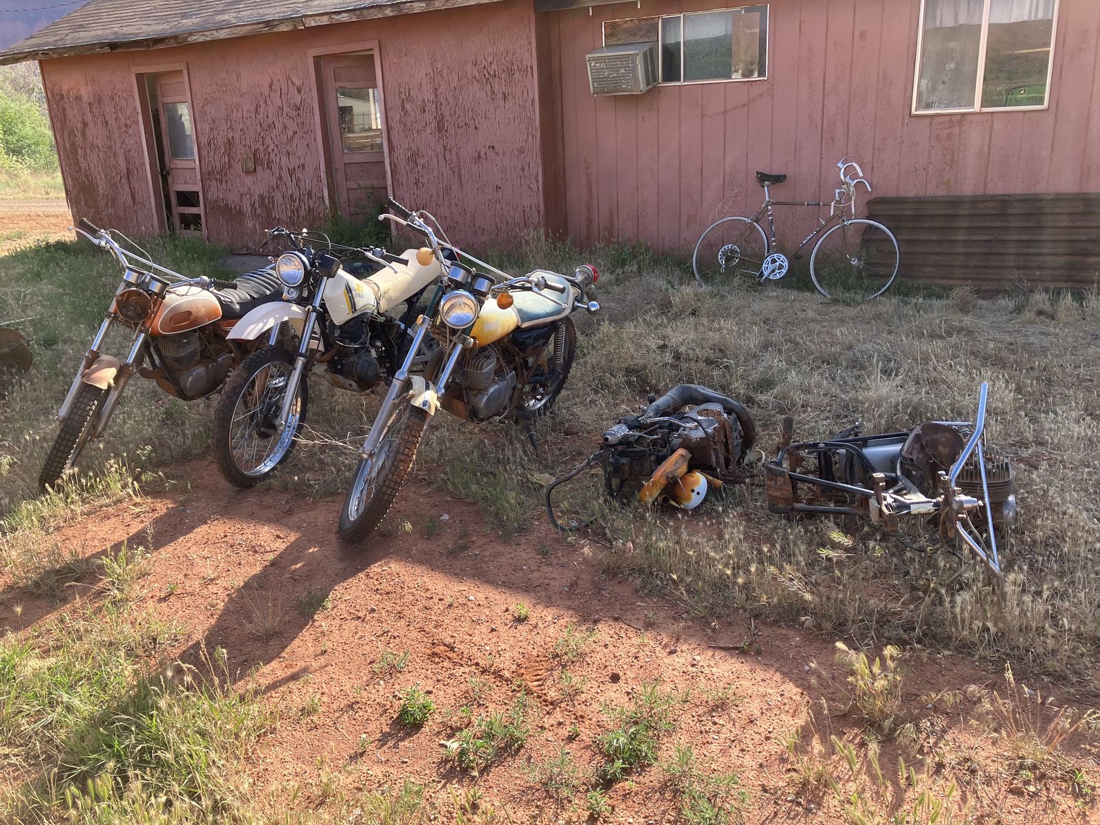 Old classic Yamaha Motorcycle Parts Lot: 5x XT 200cc & 250cc Project Bikes - AS-IS No Titles