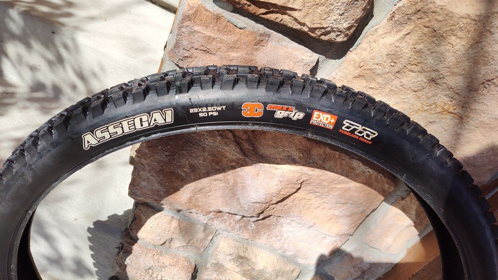 90% Maxxis Assegai MaxxGrip EXO+ 29x2.50 tire