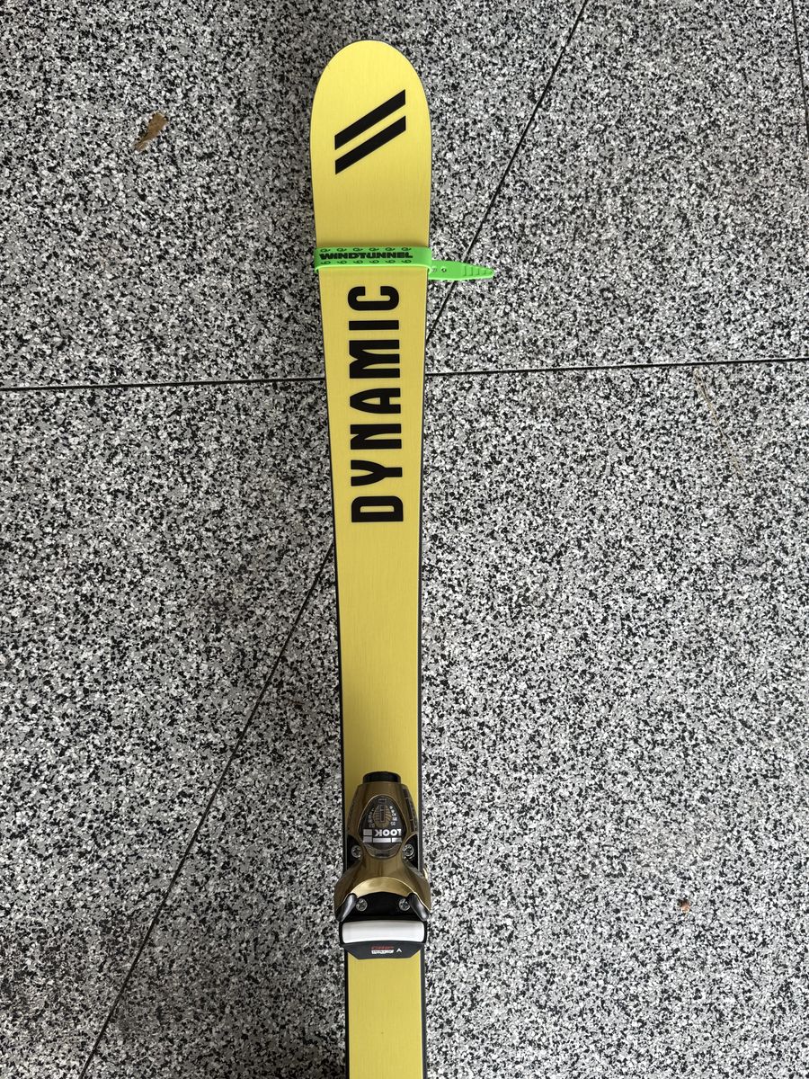 RARE - NEW DYNAMIC 165cm SLALOM SKIS AND LOOK BINDINGS