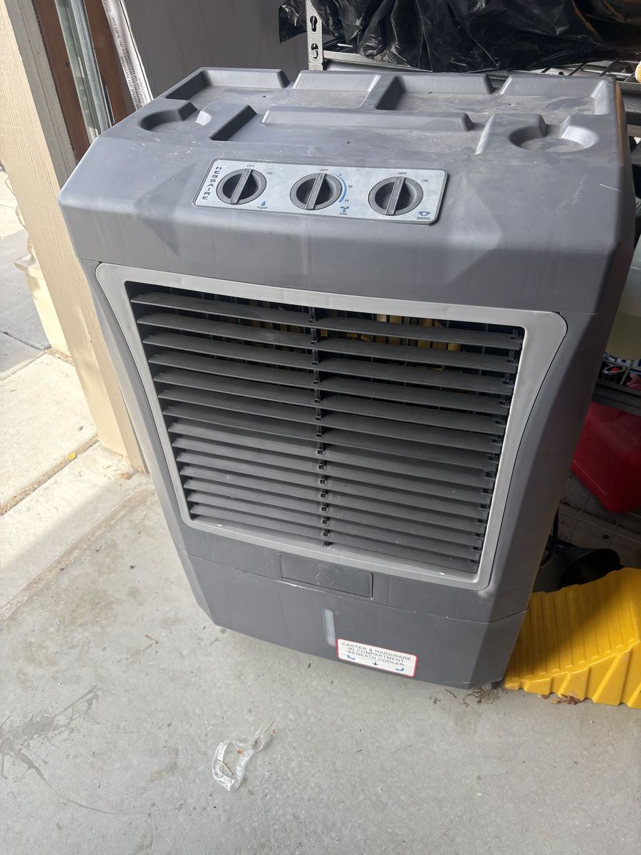 Portable evaporative cooler