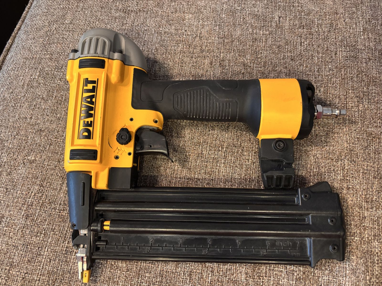 Like New Dewalt 18 Gauge Pneumatic Brad Nailer