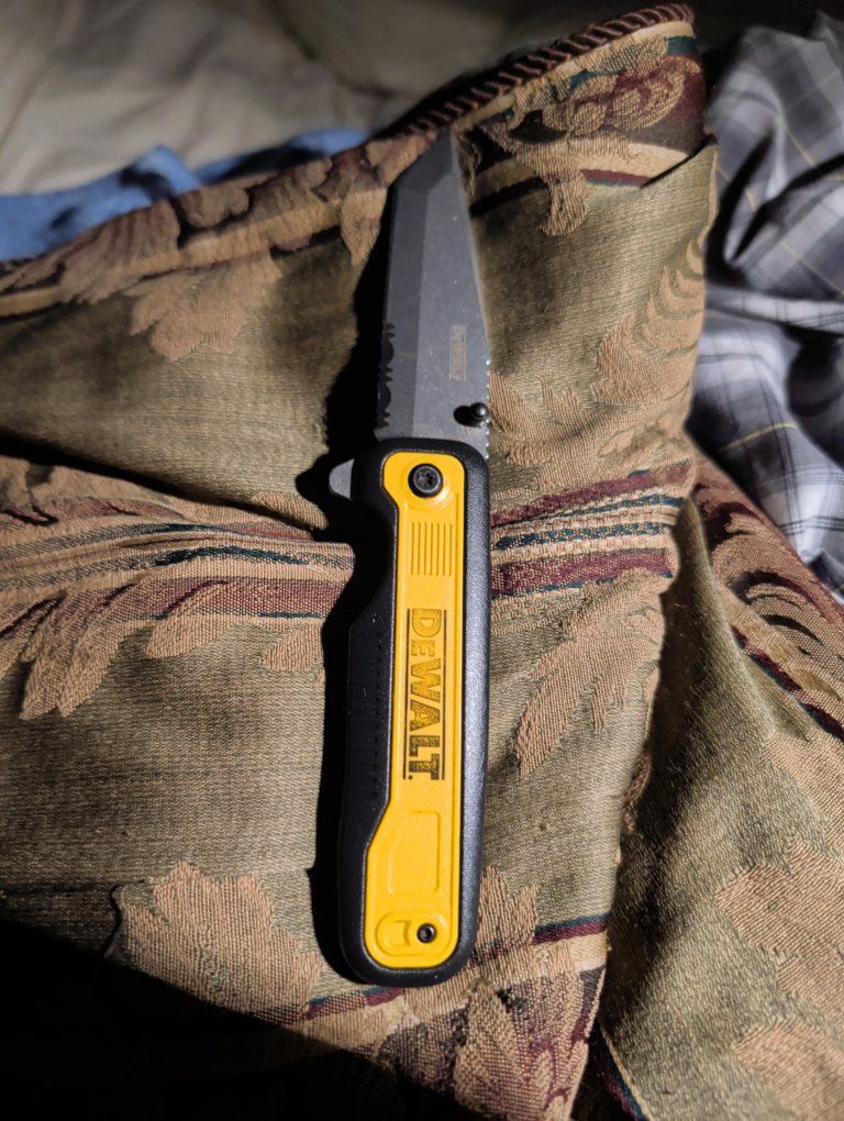 DeWalt tanto pocket knife