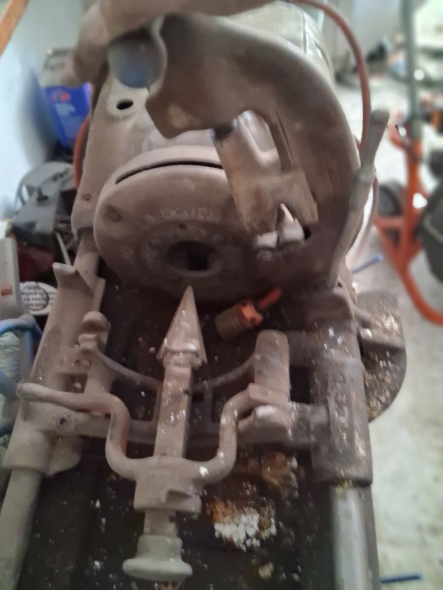 Galvanized pipe threader