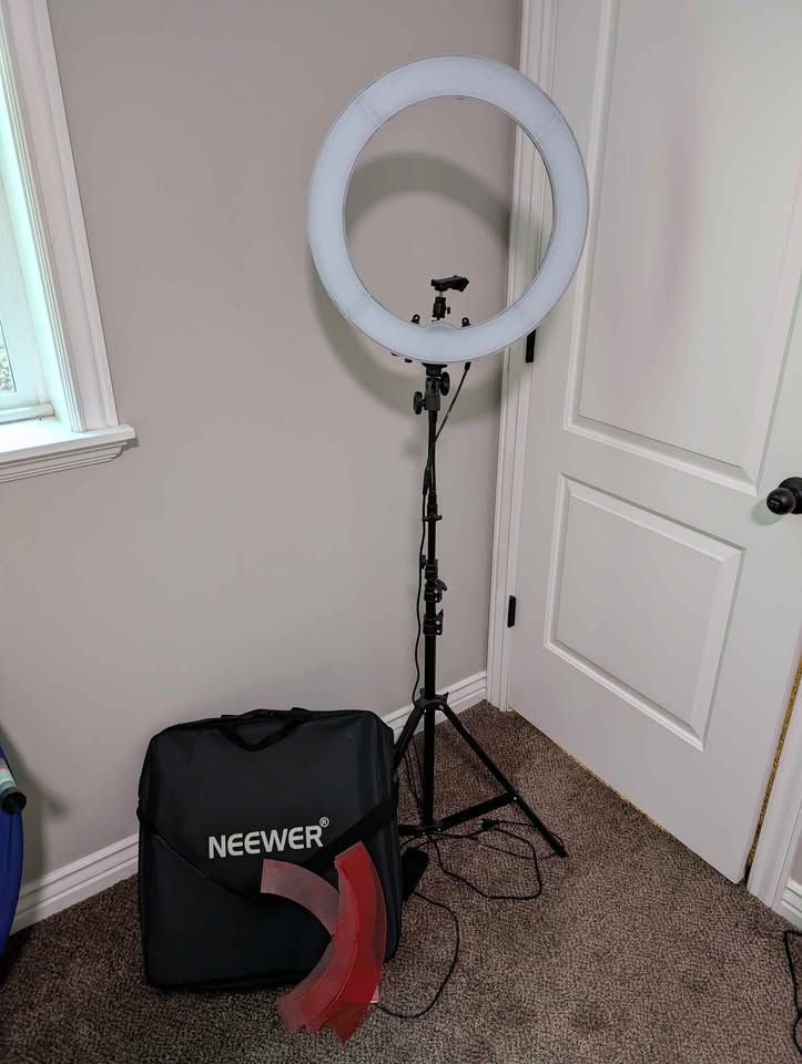 Neewer 18 in ring light kit - $110+ new