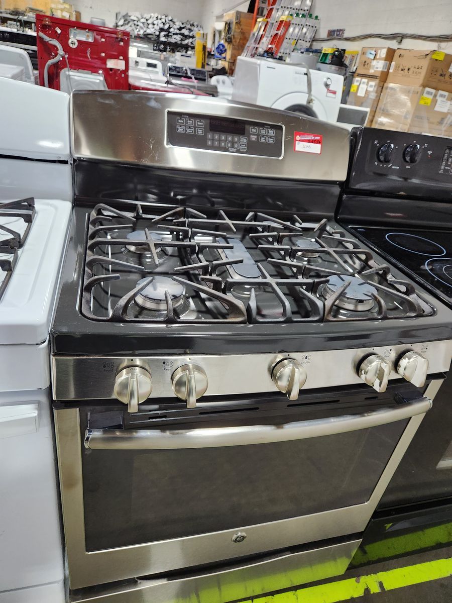 BEAUTIFUL GE STAINLESS STEEL 5 BURNER GAS RANGE! W-WARRANTY
