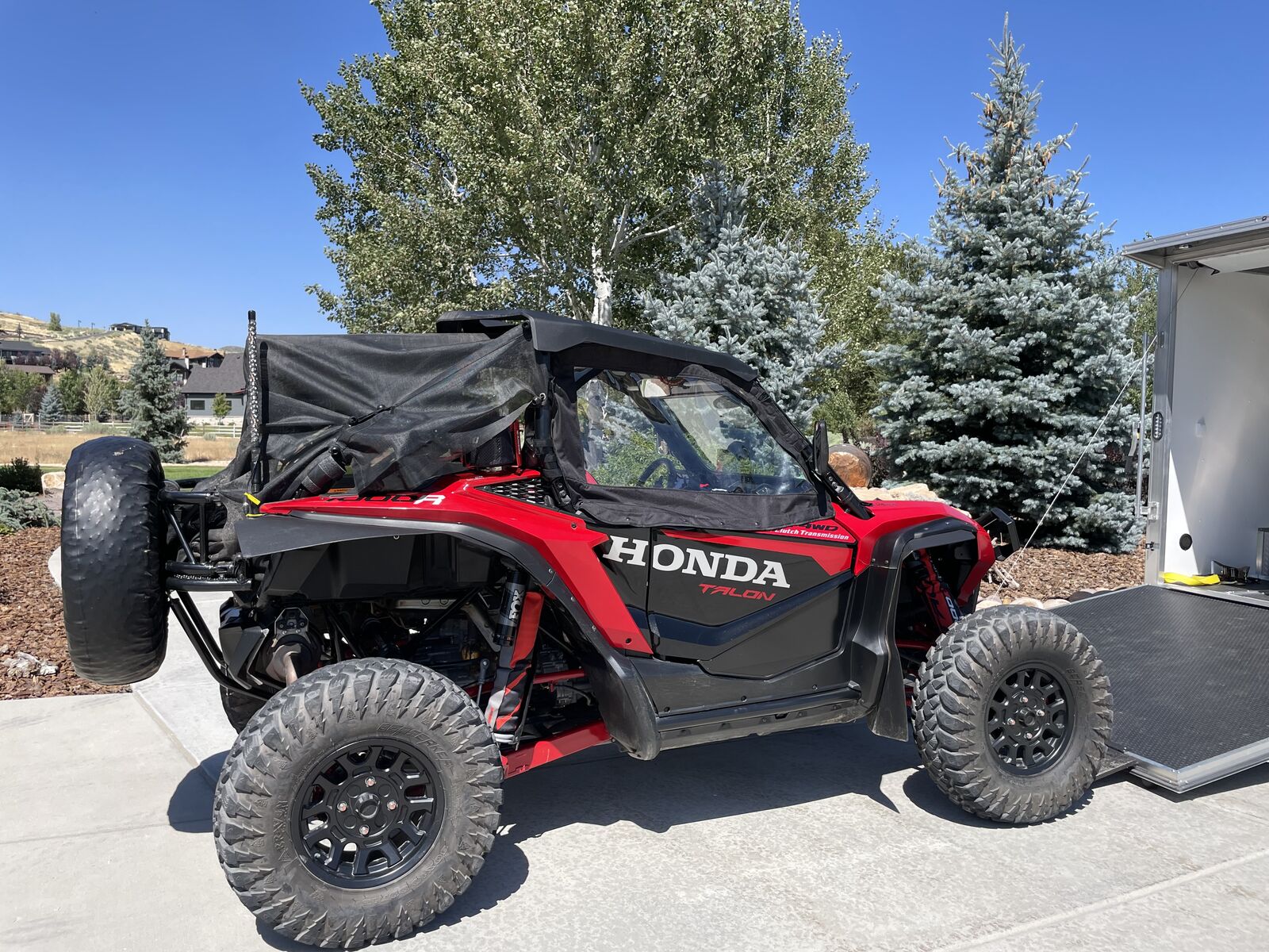 2022 Honda Talon R Live Valve and Alcom 7.5 x 16 Aluminum Frame Dual Axle Enclosed Trailer