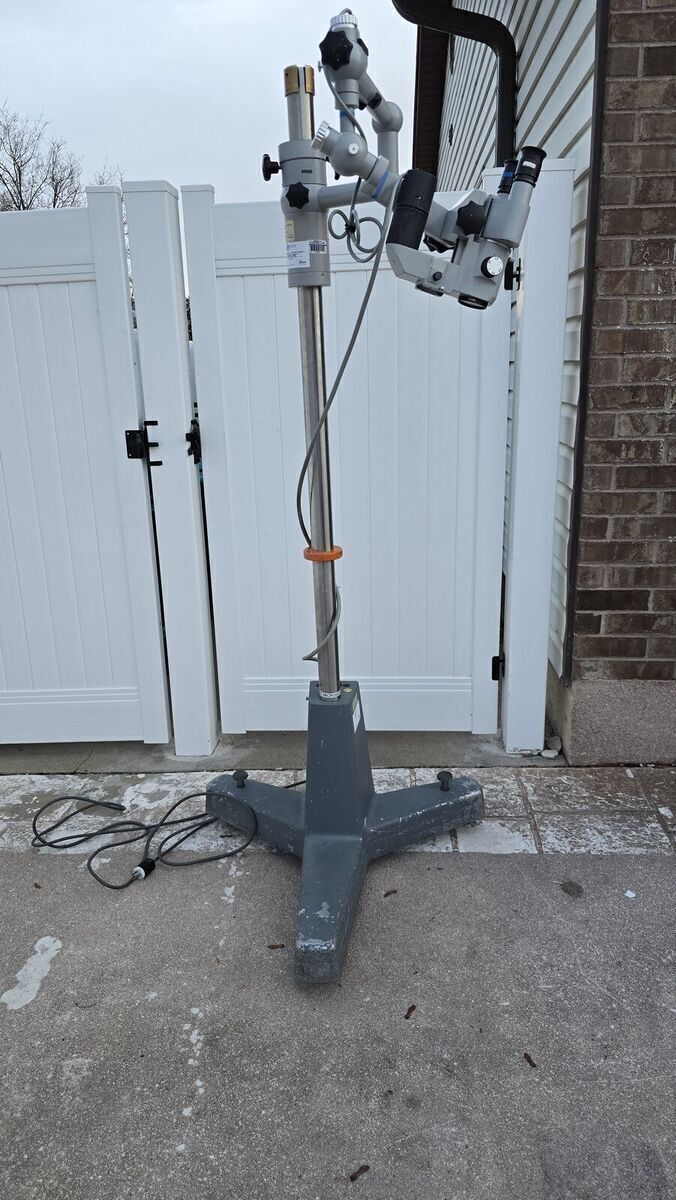 Karl Zeiss Microscope OPMI1 Powers on Large base and stand