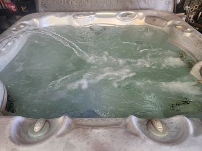 HotSprings Envoy Spa 7'9"x7'7" 5-Seater Hot Tub with Full-size Lounge - Fully Refurbished with 30-day Warranty - CAN DELIVER