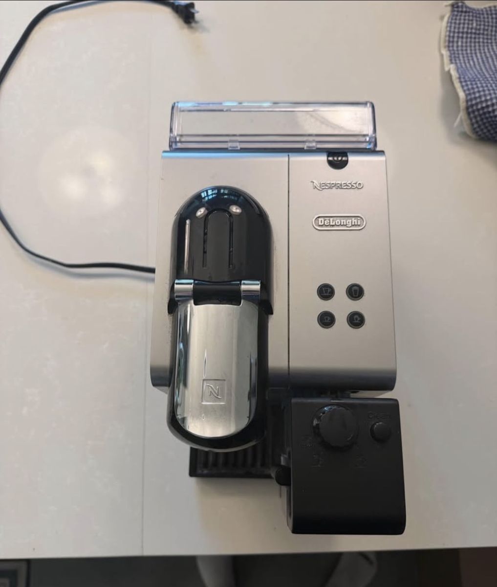 DeLonghi Nespresso Lattissima Plus EN520SL. EX:1 Espresso Machine Silver