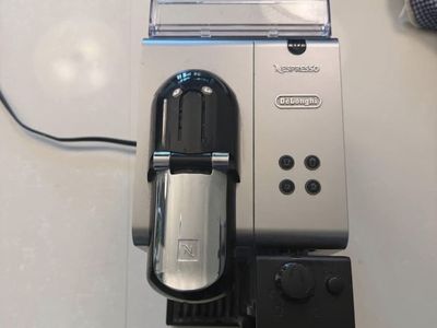 DeLonghi Nespresso Lattissima Plus EN520SL. EX:1 Espresso Machine Silver