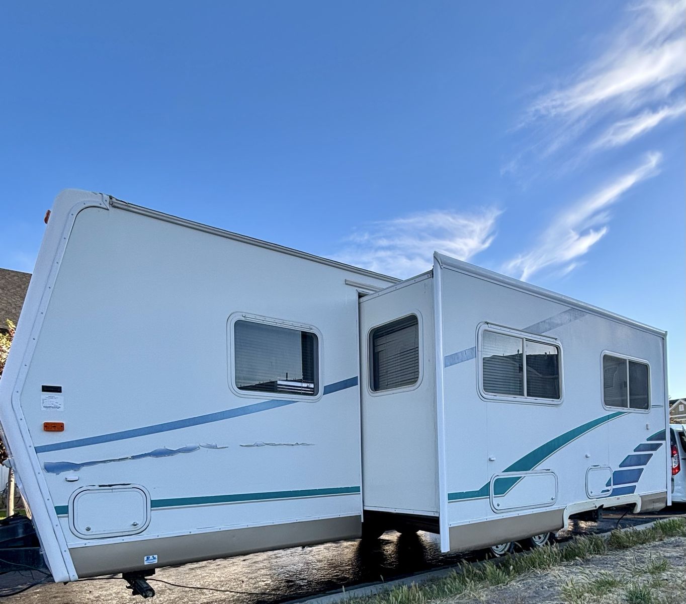 2005 prowler northwest edition 26FT whit super slide out very clean sleep 6 ready to camp or travel!
