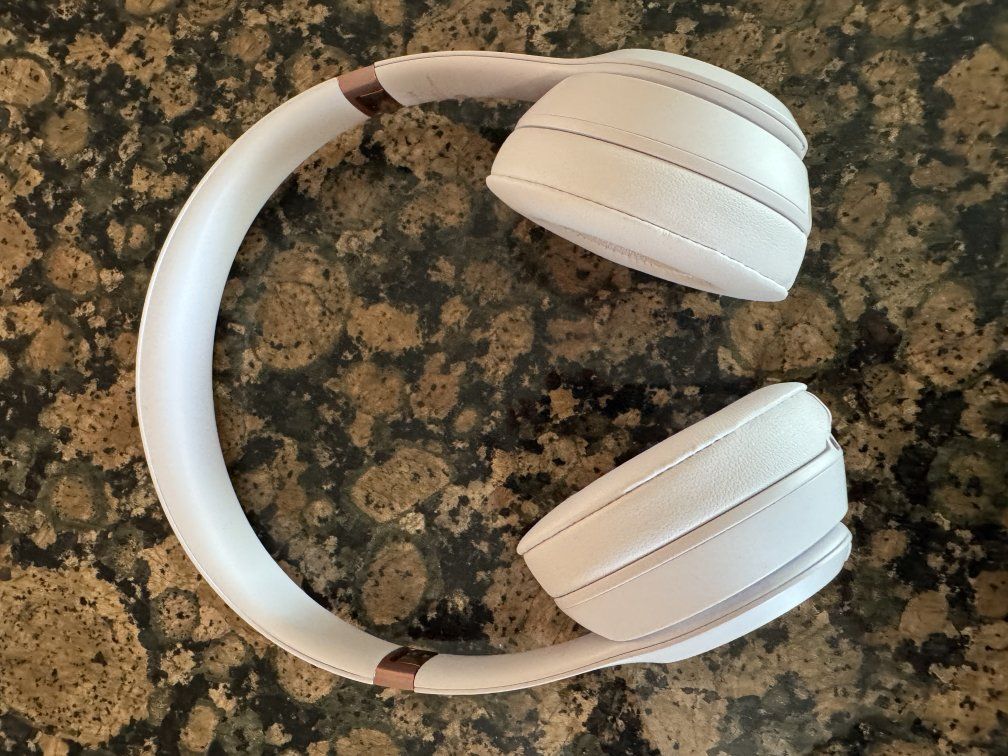 Beats Solo3 Wireless On-Ear Headphones - White / Rose Gold