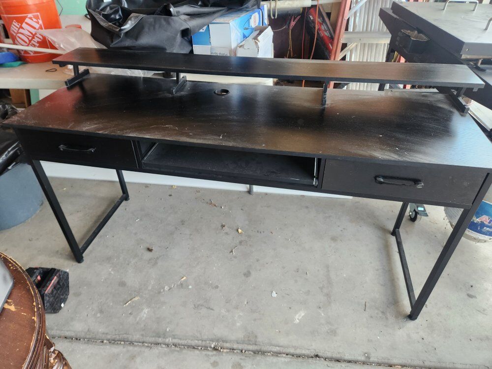 Black Desk