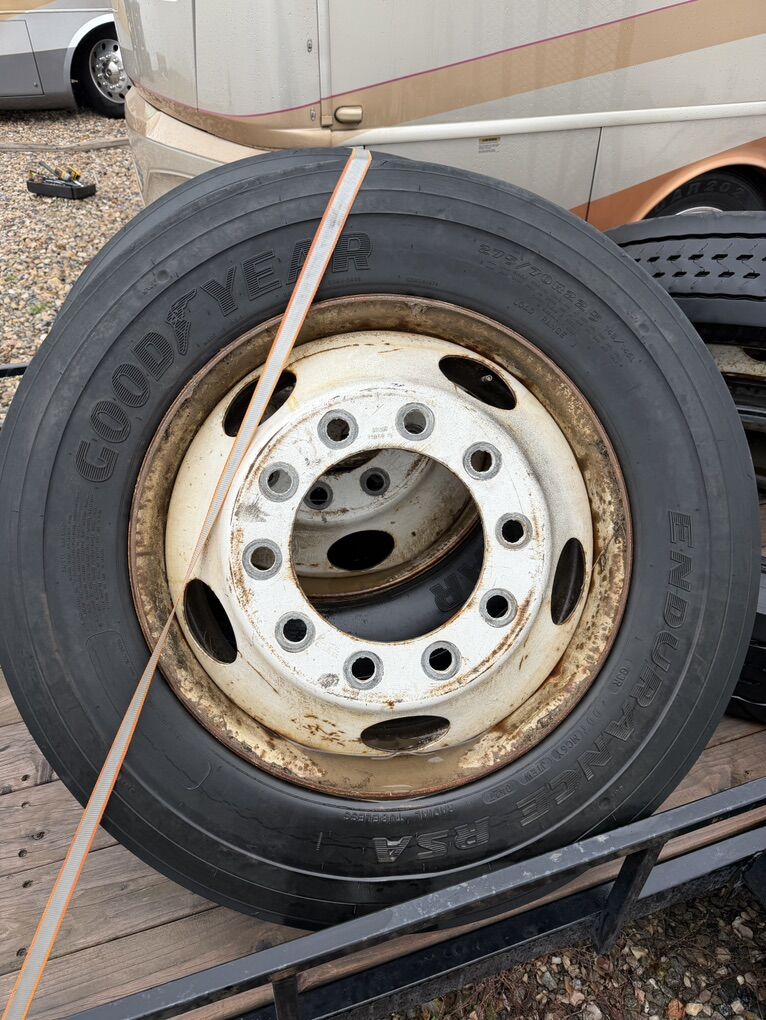 22.5 Wheels And 275/70/22.5 Tires